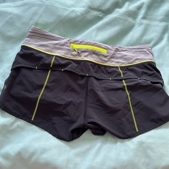Lululemon speed shorts 2.5” size 6 - Picture 2 of 6